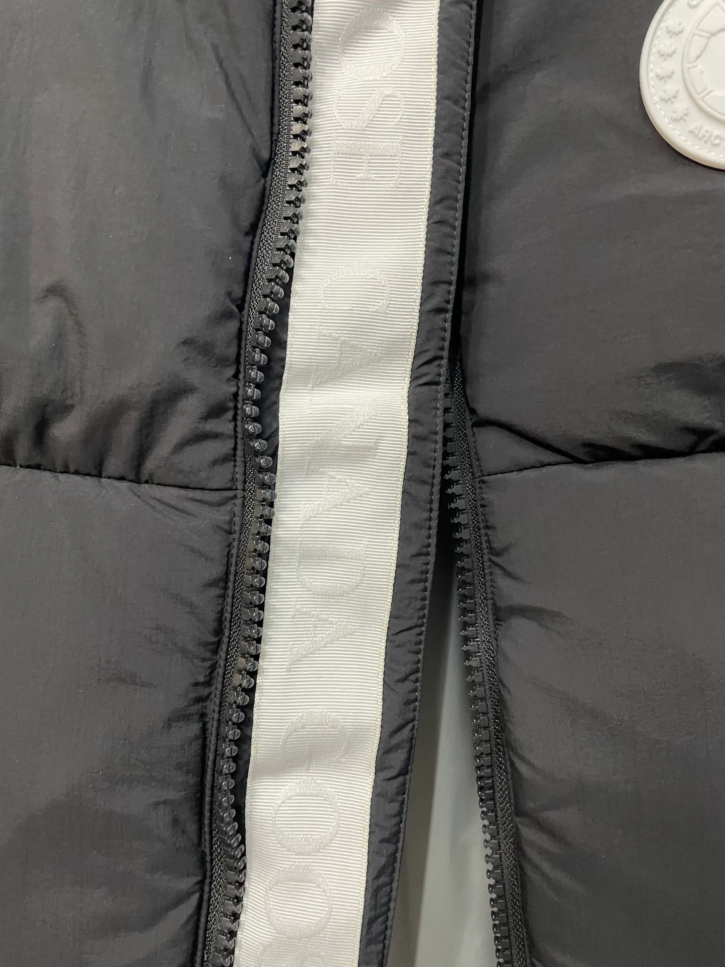 P500 Style number: Y108 Black, top pure quality, white label capsule vest for couples. Design concept: new limited edition white label vest, same style for men and women, filled with 625 fill power white goose down, and the fabric has a satin feel. Suitable for wearing in spring and autumn in various cities, this round neck design is classic and versatile, and has good thermal insulation effect! Fabric + Features: Fabric: 85% polyester, 15% cotton, windproof and waterproof Lining: 100% polyester, windproof and waterproof Filling: 80% pure white duck down, 20% pure white feather Fill power: 625 Care instructions: Dry clean Pockets: Straight insert + diagonal insert Pocket Zipper: Genuine ykk two-way entrance zipper tei temperature and feeling index 1: lightweight minus 5 degrees to 5 degrees. Technology: The fabric is made of cordura polyamide fabric, which is a new functional fabric and a leading technology product. The durability is 2 times higher than ordinary nylon fabric. Wear resistance, strong tear resistance, good hand feel and good color.   The liner is filled with imported 625 fill power 80 white duck down, and the liner is reinforced with anti-runaway velvet liner. The fly on the front center fly is designed with snap buttons to prevent ventilation and rain. Whether it is hiking, urban walking or polar exploration, this style can help you find the Canada Goose vest that suits your body, activities and lifestyle. Size: XS-XL